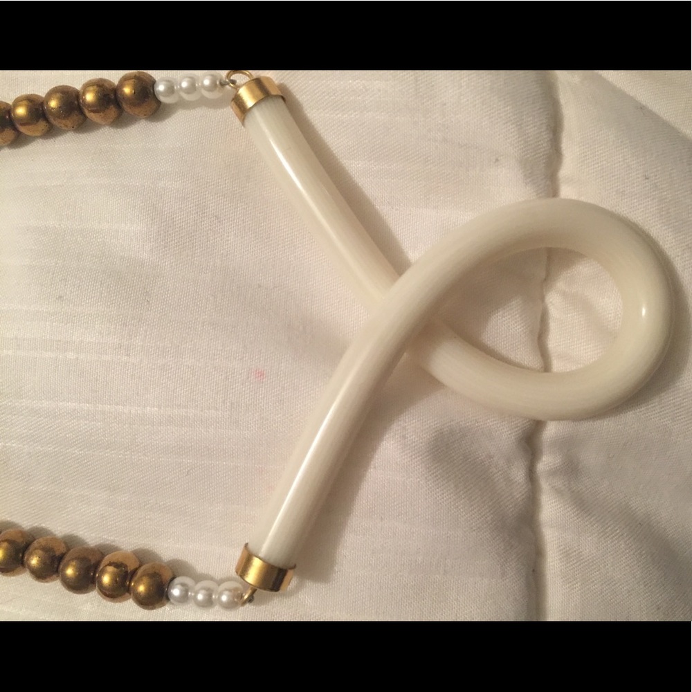 Gold beaded necklace with white design - Picture 3 of 3