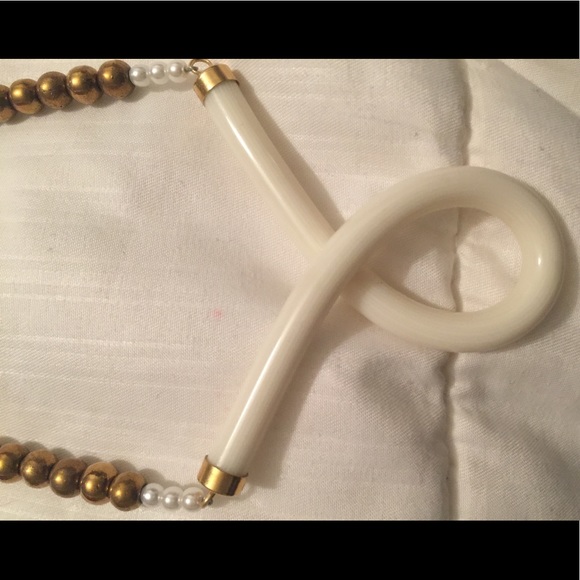 Gold beaded necklace with white design - Picture 3 of 3