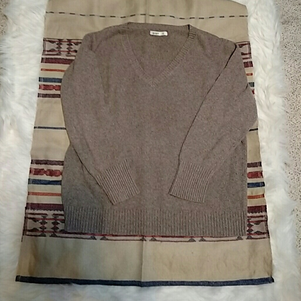 EUC - OLD NAVY V-NECK SWEATER