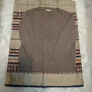 EUC - OLD NAVY V-NECK SWEATER