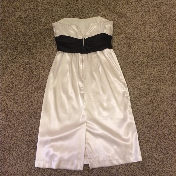 Strapless cream satin cocktail dress - Picture 2 of 3