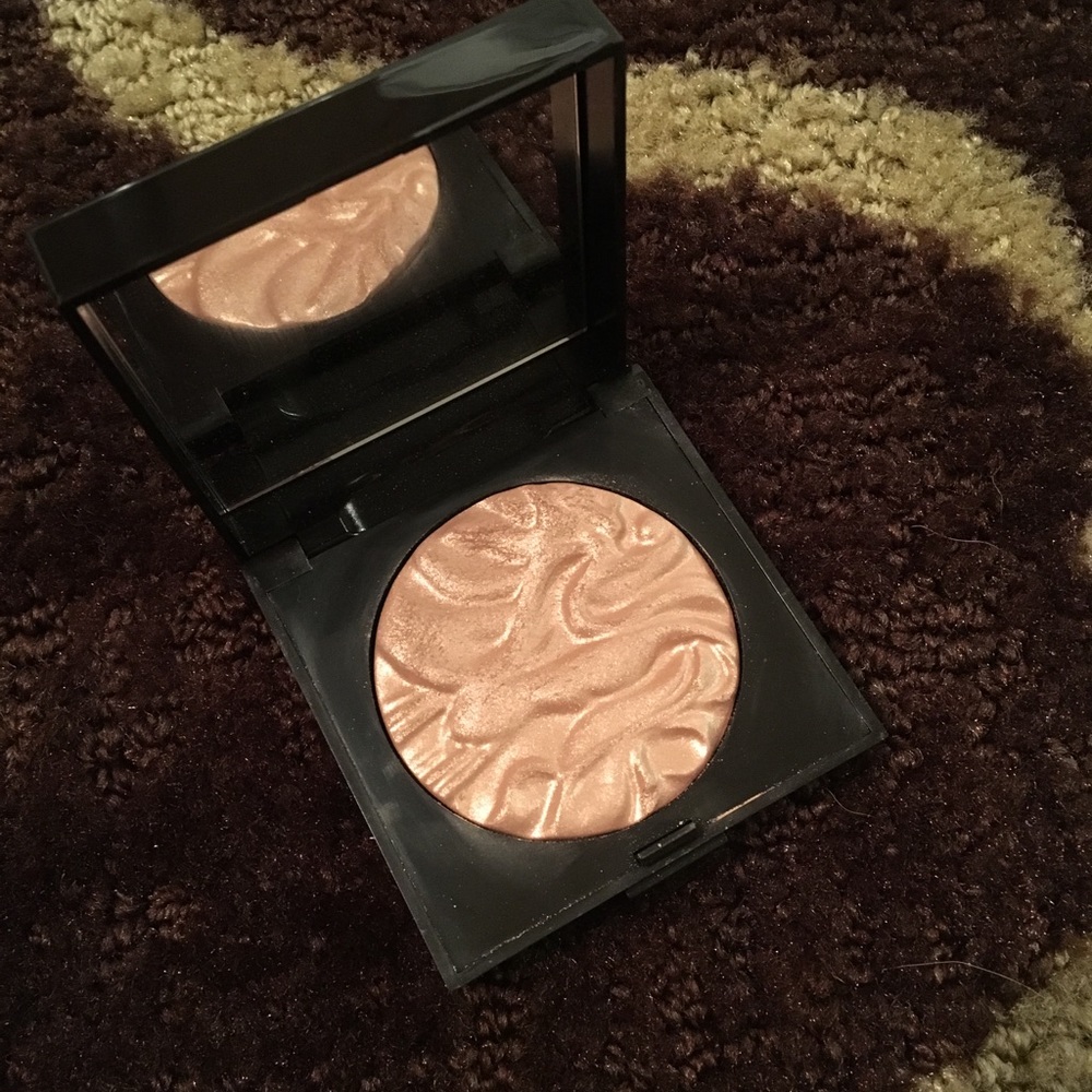 Laura mercier face illuminator powder