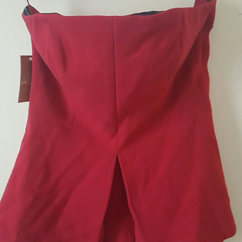 A boob  tube with a zipper by d side ...