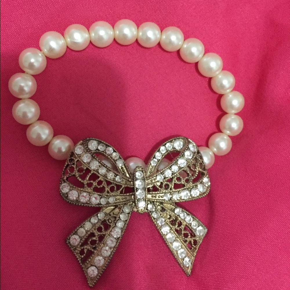 Beautiful pearl and Bow bracelet