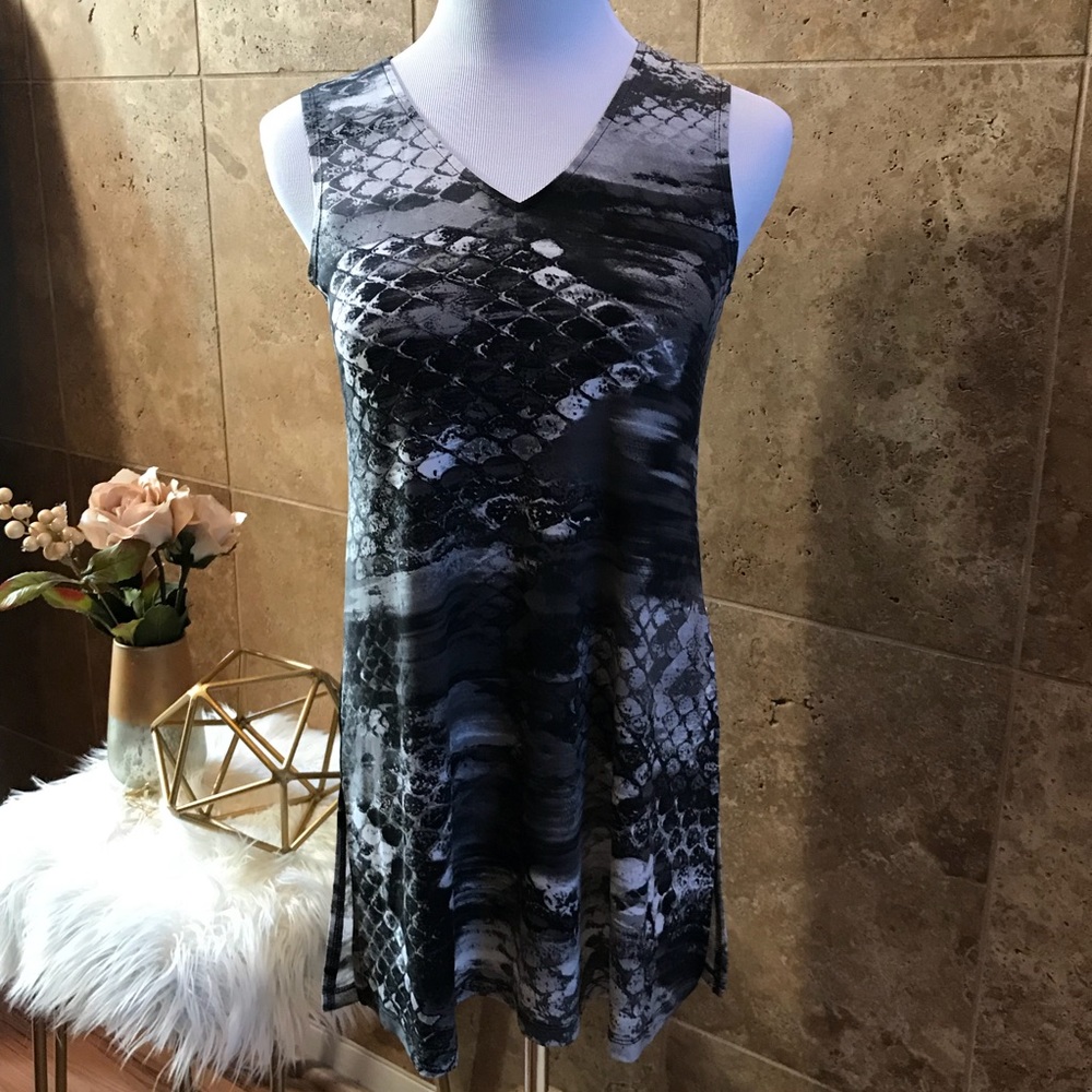 NWT Sleeveless V-Neck Tunic Top Snake Print XS