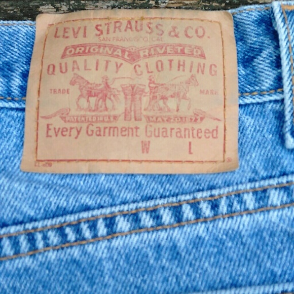 LEVI'S HIGH WAISTED MOM VINTAGE JEAN SHORTS - Picture 3 of 4