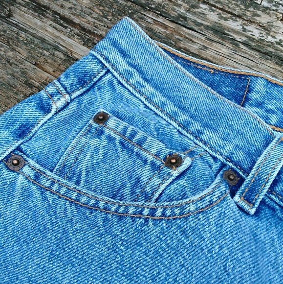 LEVI'S HIGH WAISTED MOM VINTAGE JEAN SHORTS - Picture 4 of 4
