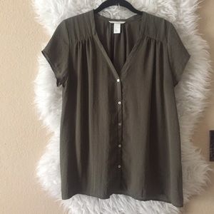 🛍 SALE! 🛍 H&M Olive Flowy Button-Down Top