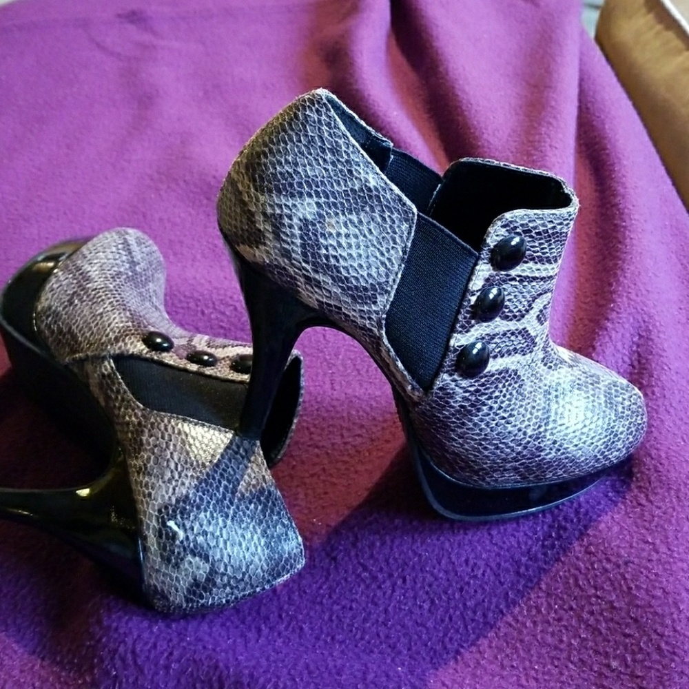 Booties snake skin print (worn once)