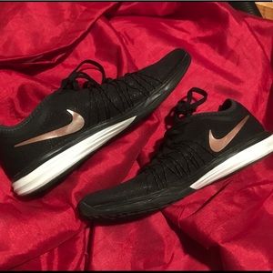 Nike women’s Dual Fusion HIT 7M sneaker