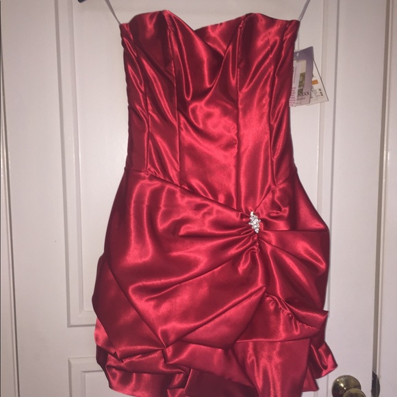 Red Jessica McClintock Prom/Homecoming dress - Picture 1 of 3