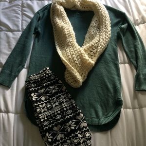 Baggy sweater and holiday leggings