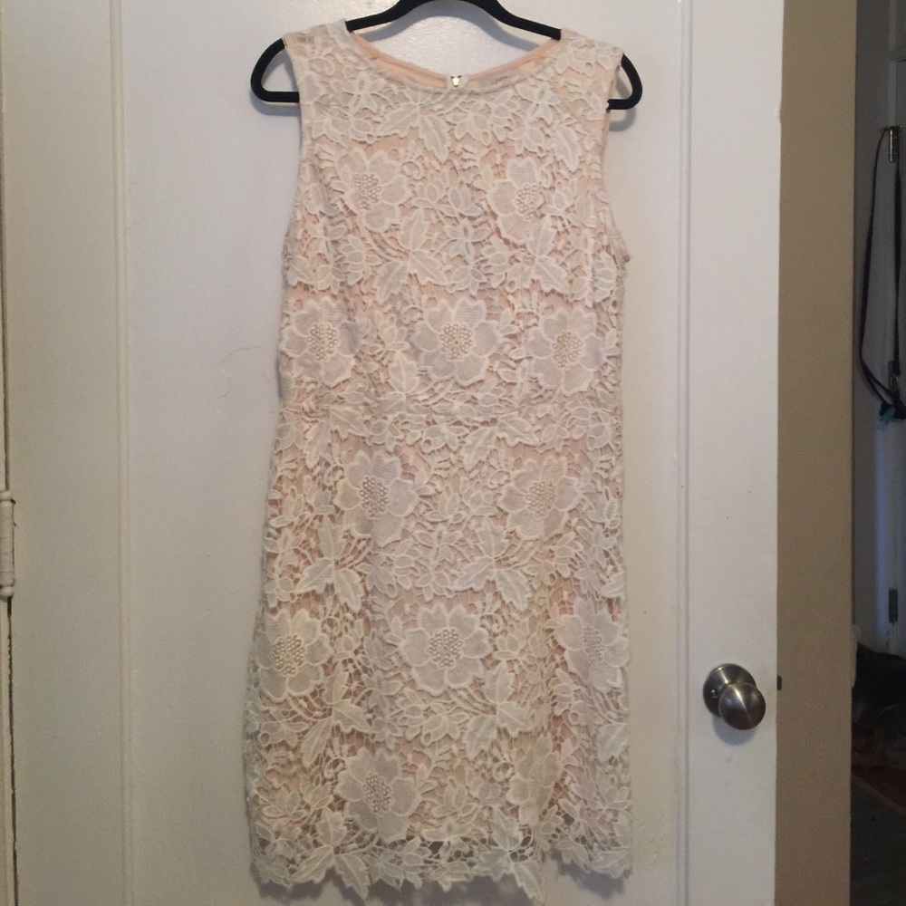 Women’s lace sheath dress