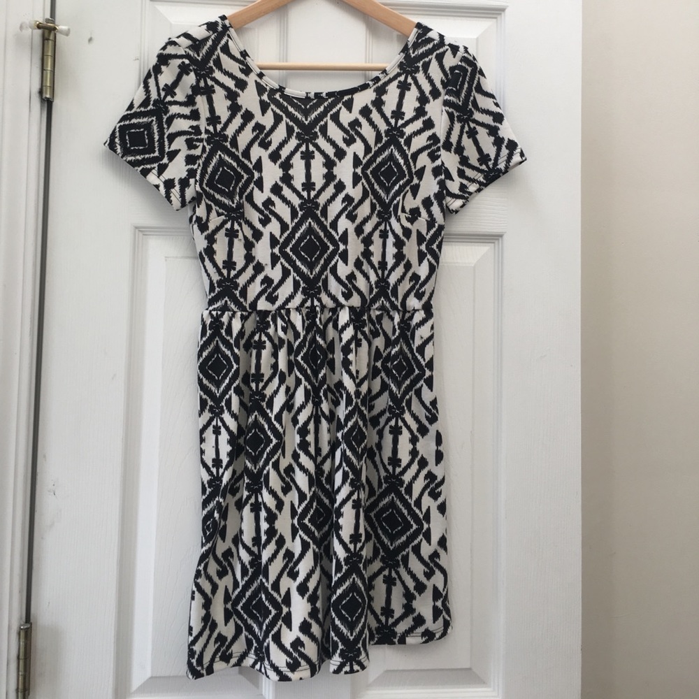Printed black and white dress