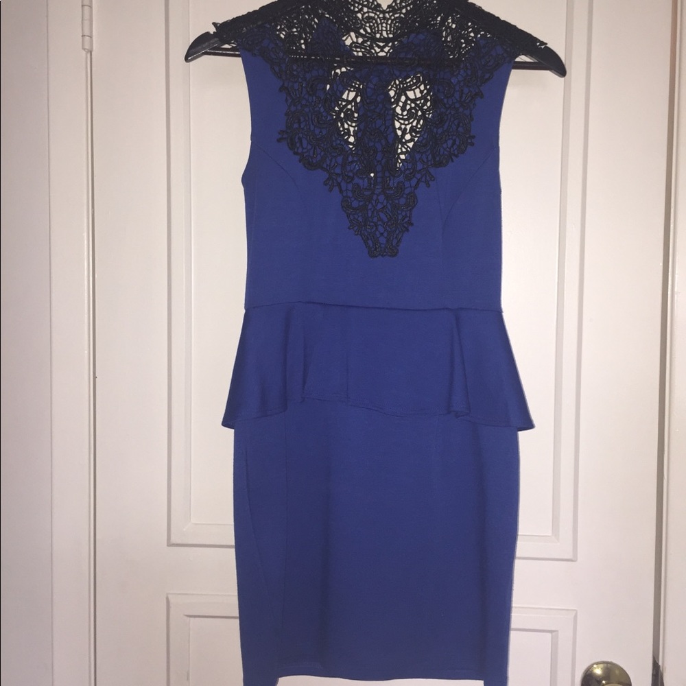Blue slim fitting dress. Flattering & unique style