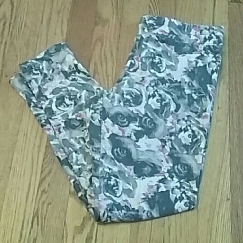 SOLD.....American Eagle Outfitters floral leggings