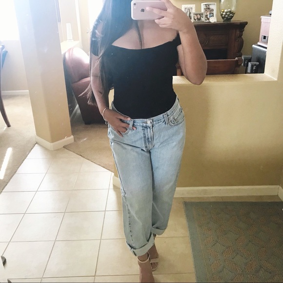 Urban Outfitters Denim - Gorgeous light wash Levi’s boyfriend jeans