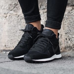 Nike Internationalist Mid in black