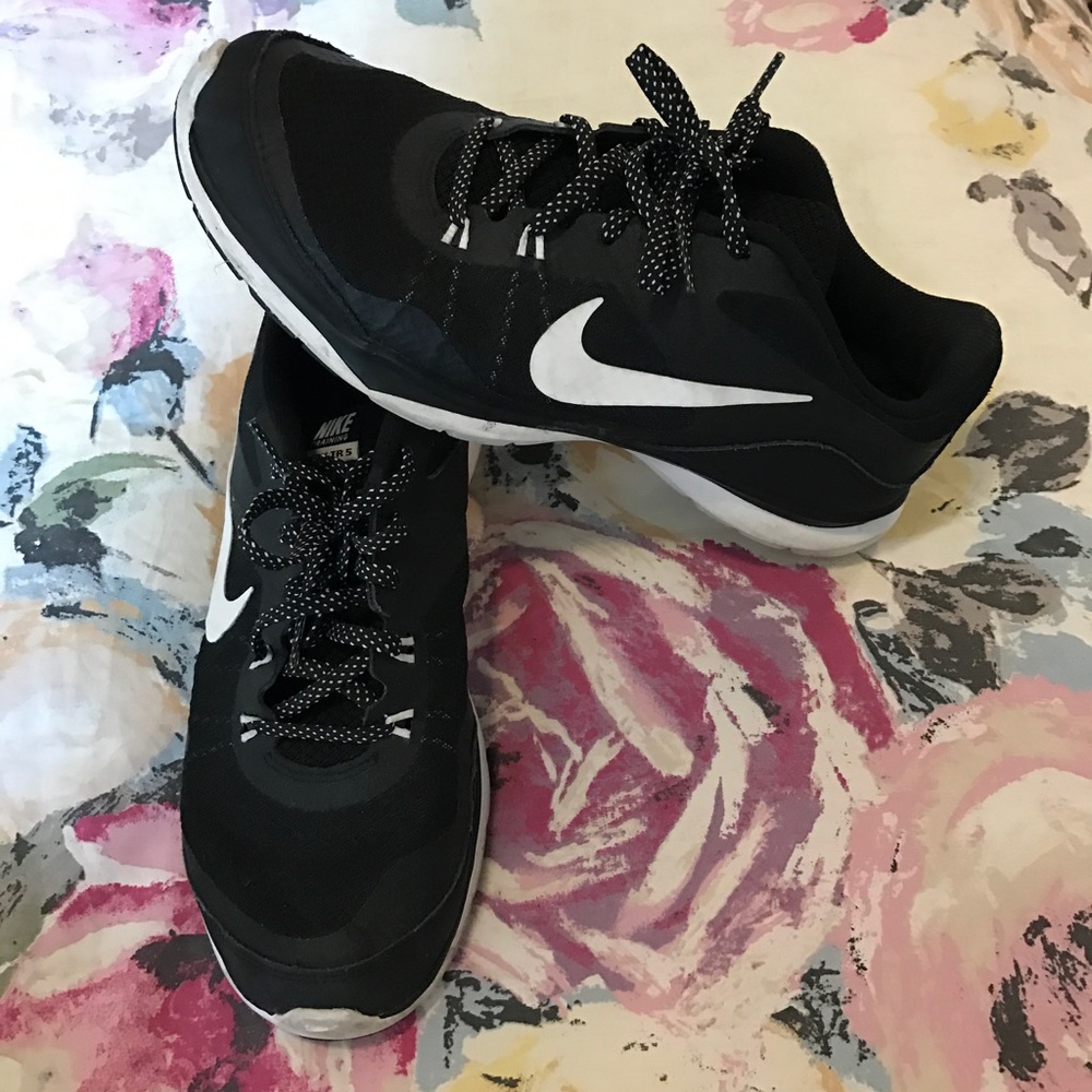 Black Nike tennis shoes