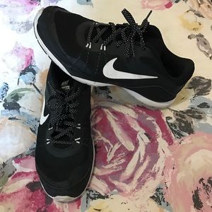 Black Nike tennis shoes