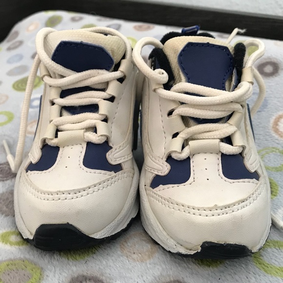 Sz 3 Sneakers/Tennis Shoes Mint Condition - Picture 2 of 4