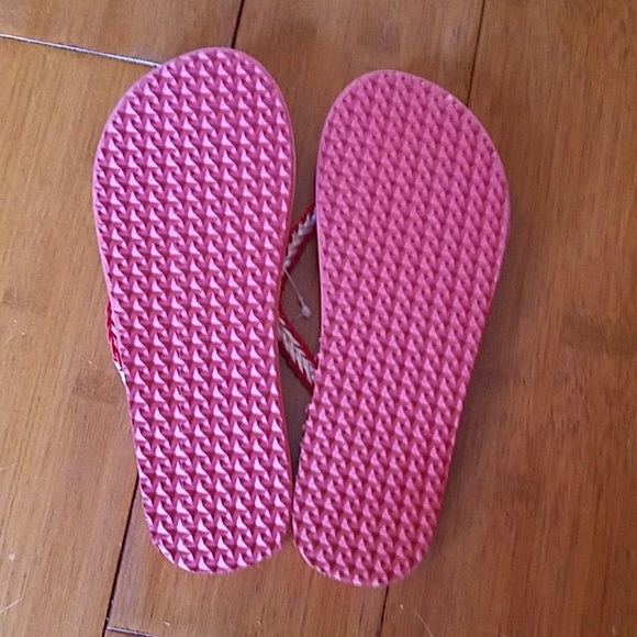 LAST CHANCE-NWT-CUTE RED STRAWBERRY FLIP FLOPS - Picture 2 of 3