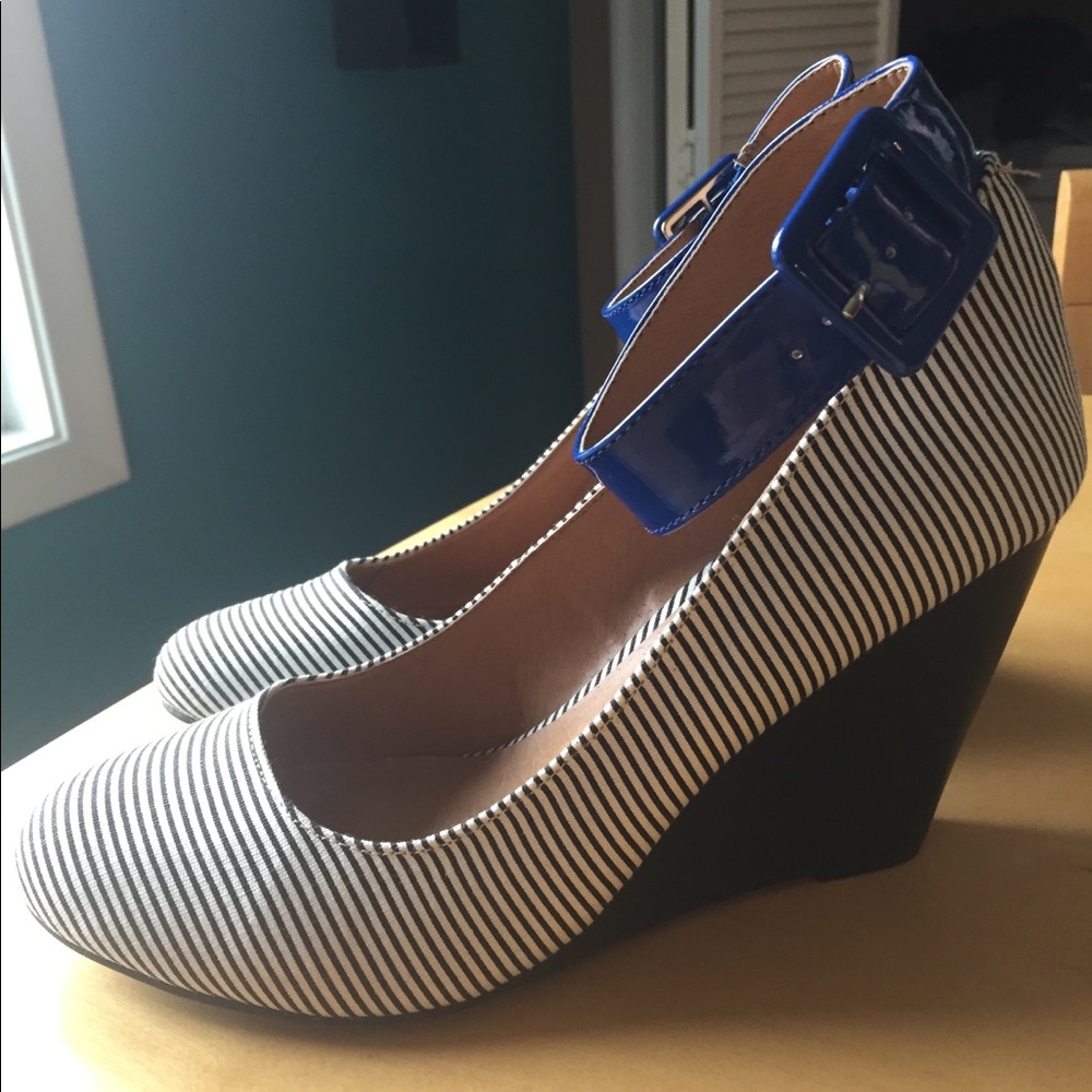 Black and White Wedges w/cobalt blue strap!