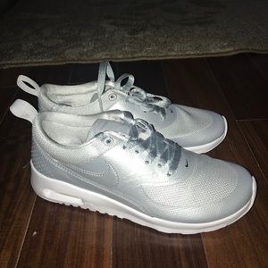 brand New Nike Theas size 5Y