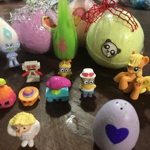 Kid bath bombs with toy