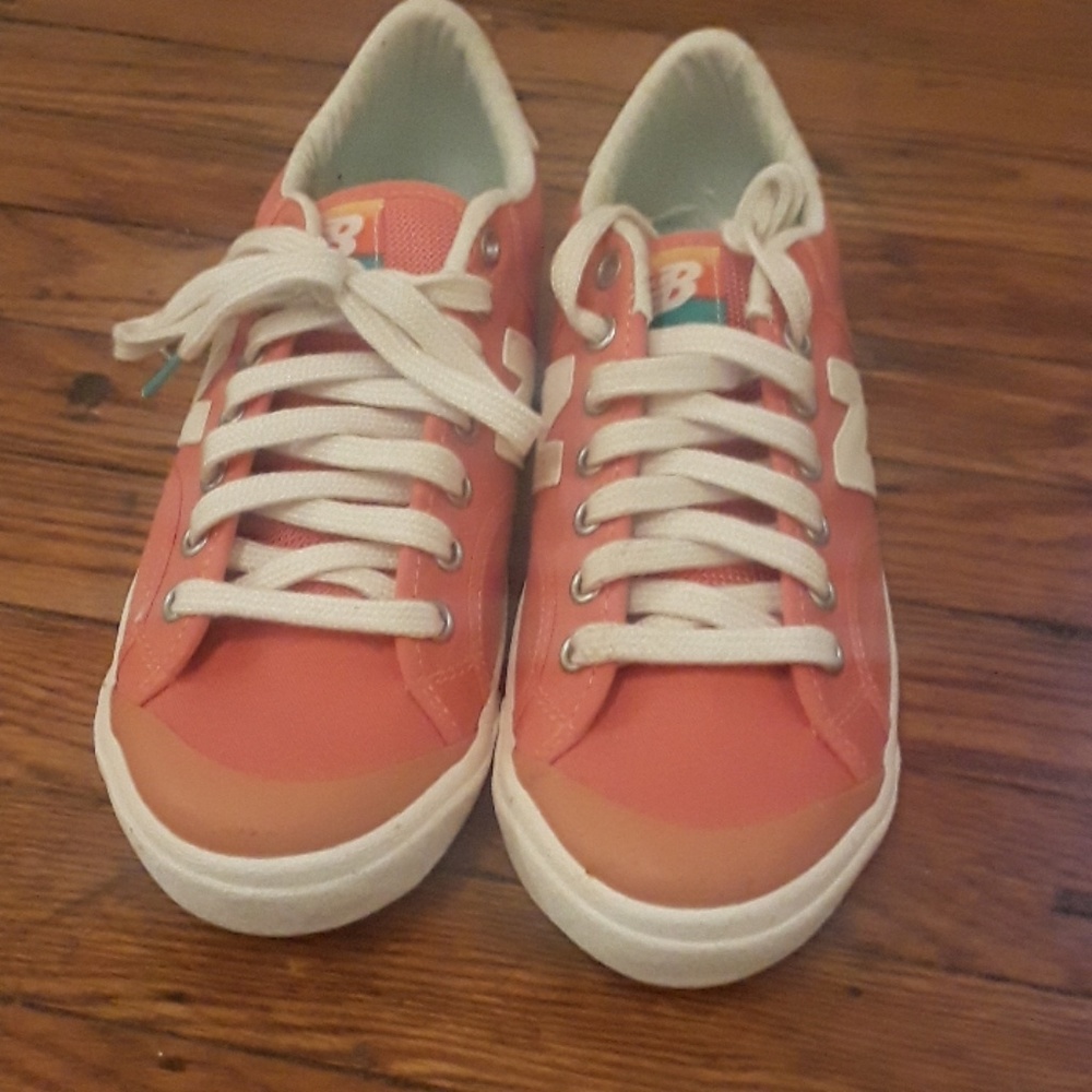 Tennis shoes