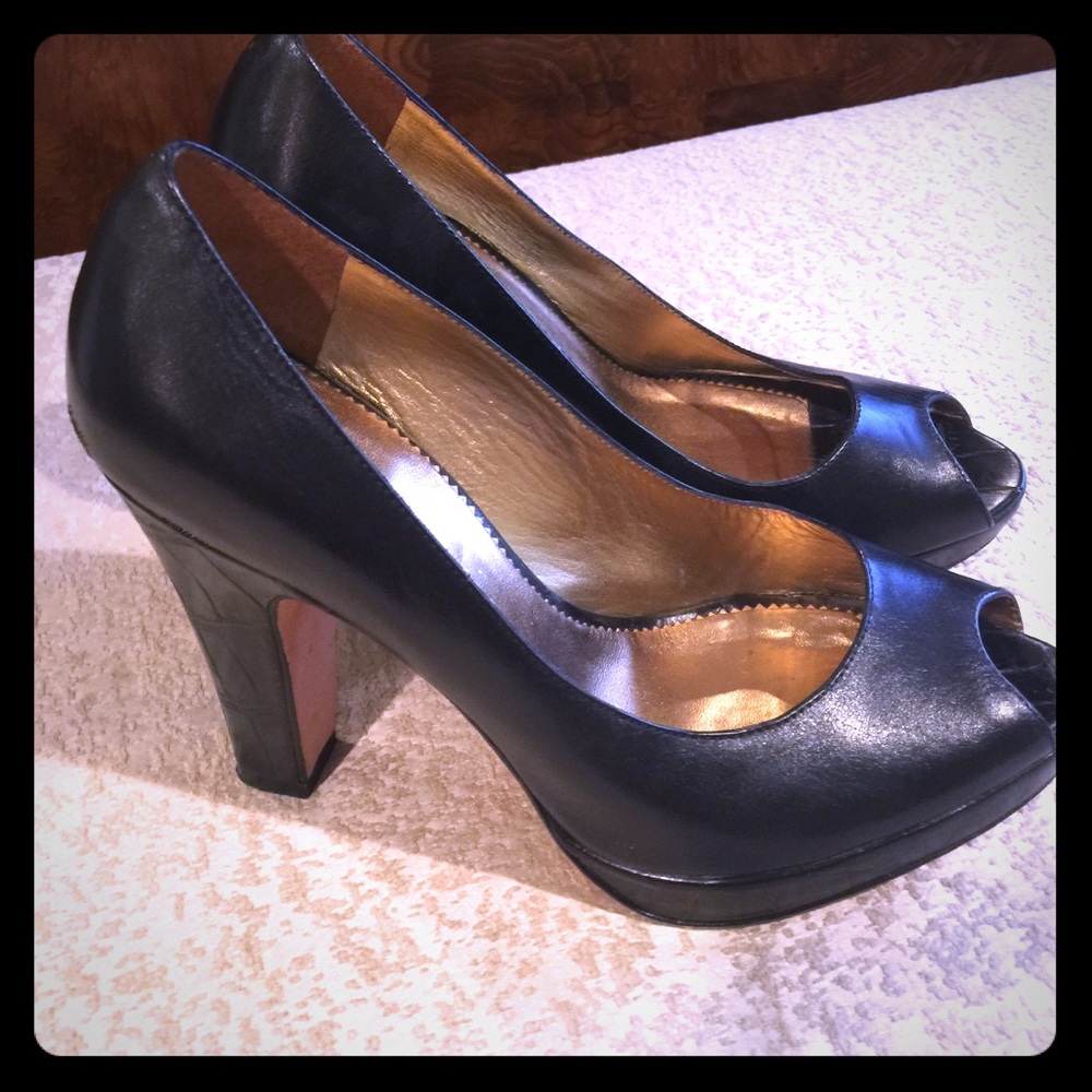Black 4” platform open toe shoes