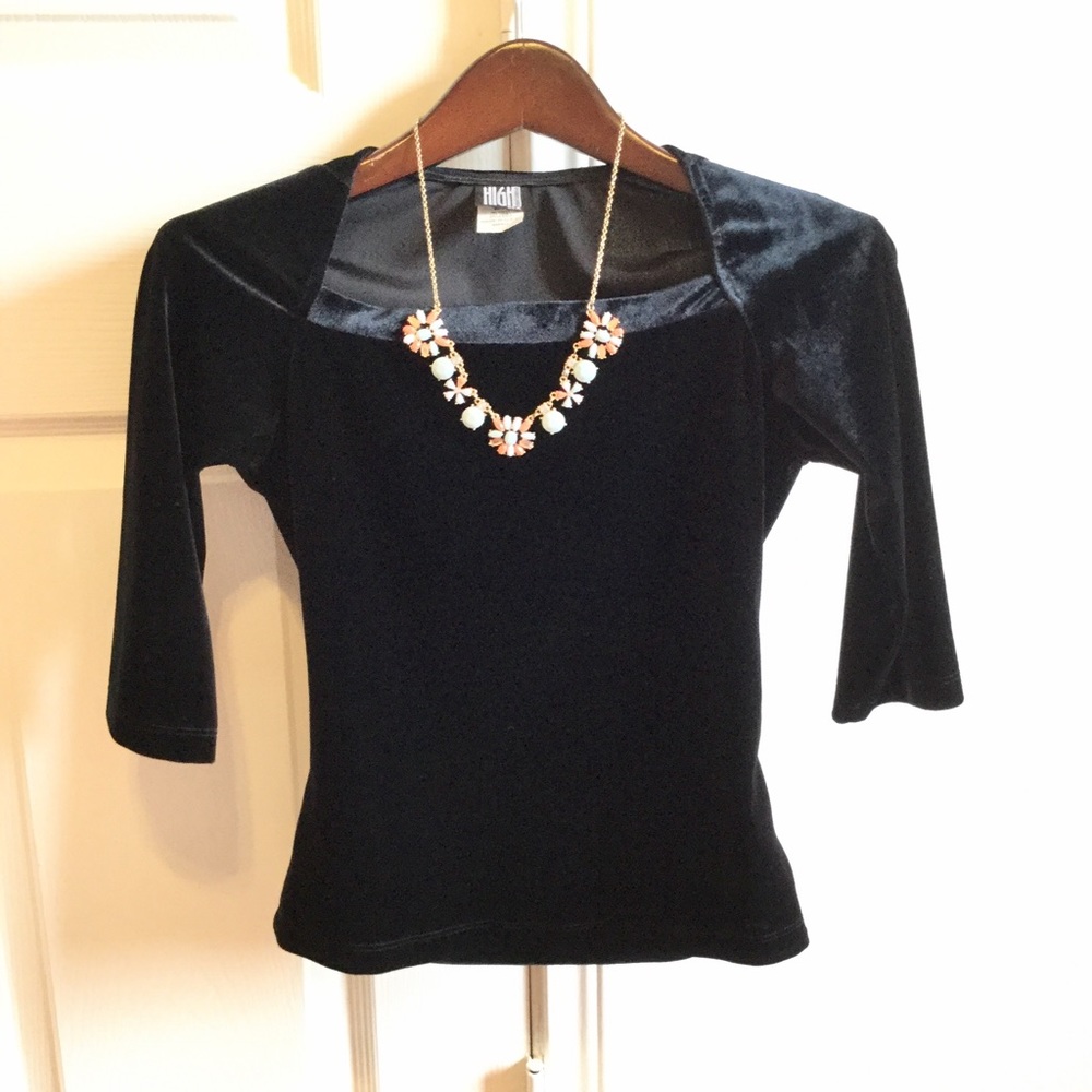 ⬇️PRICE BLACK VELVET TOP🌹