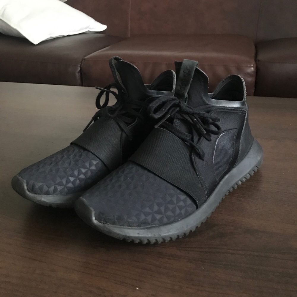 Black Adidas Tubular women’s