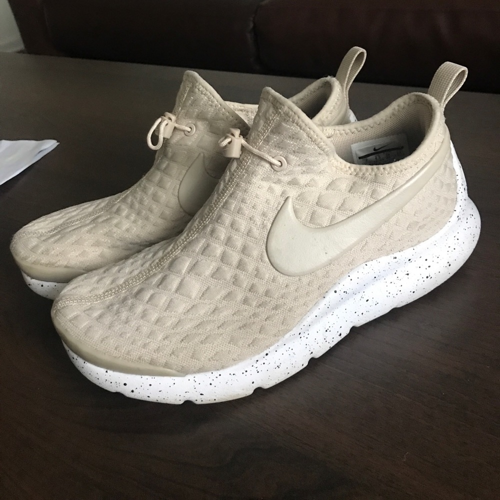 Rare tan Nike Aptare Women’s