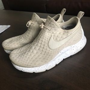 Rare tan Nike Aptare Women’s