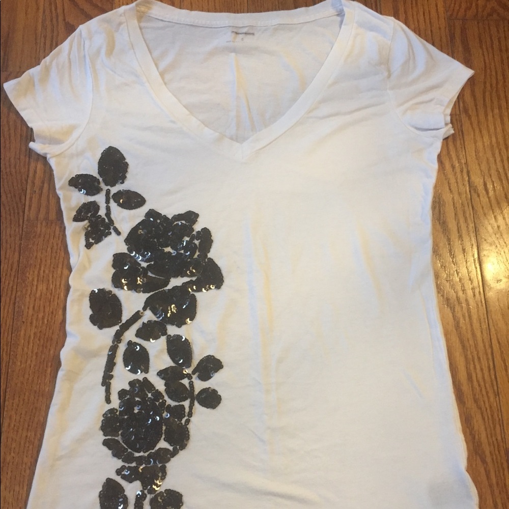 Express Shirt with black sequence flower on side