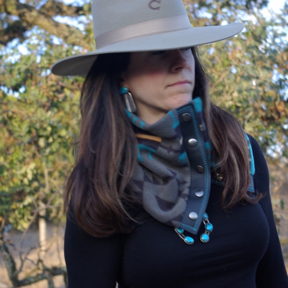 Aztec snap cowl with lambskin trim - Picture 3 of 3