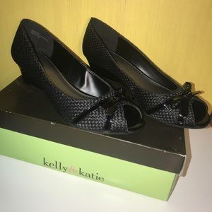 ✨Brand new Kelly & Katie Black wedge pumps!! 🌻
