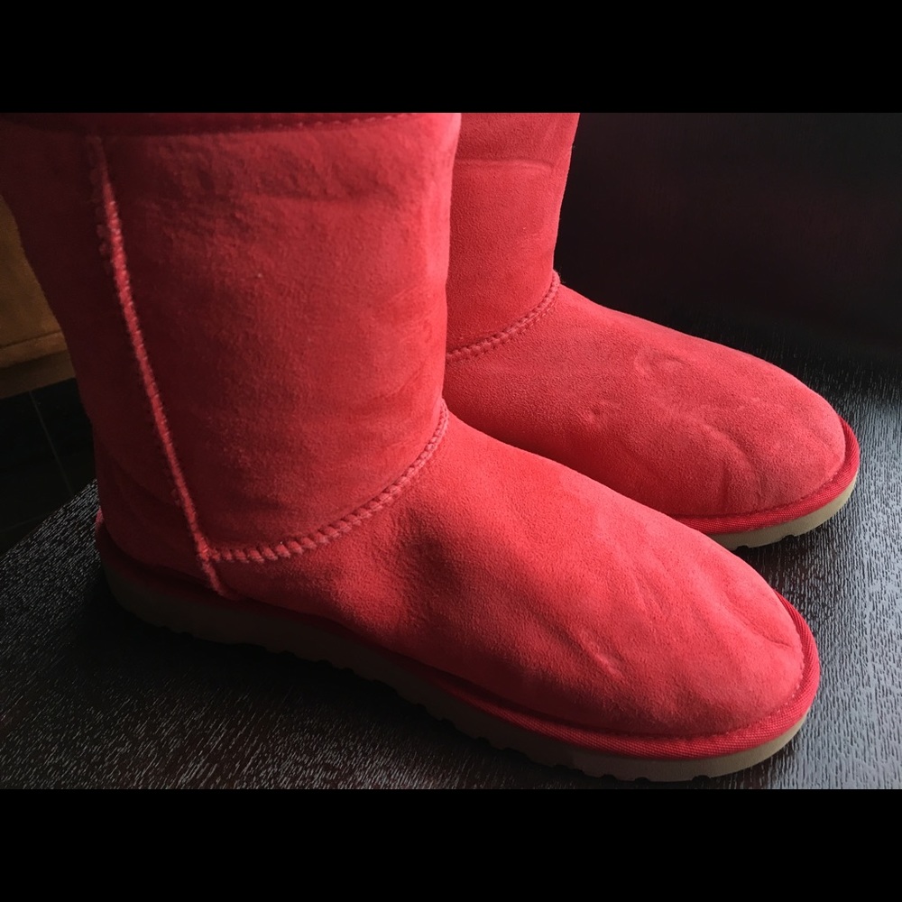 UGG Australia Classic Short Red Boots size 6 ❤️