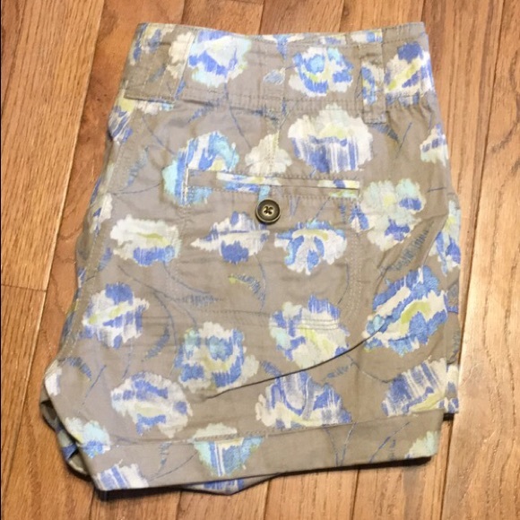 Ann Taylor LOFT Shorts - Picture 2 of 2