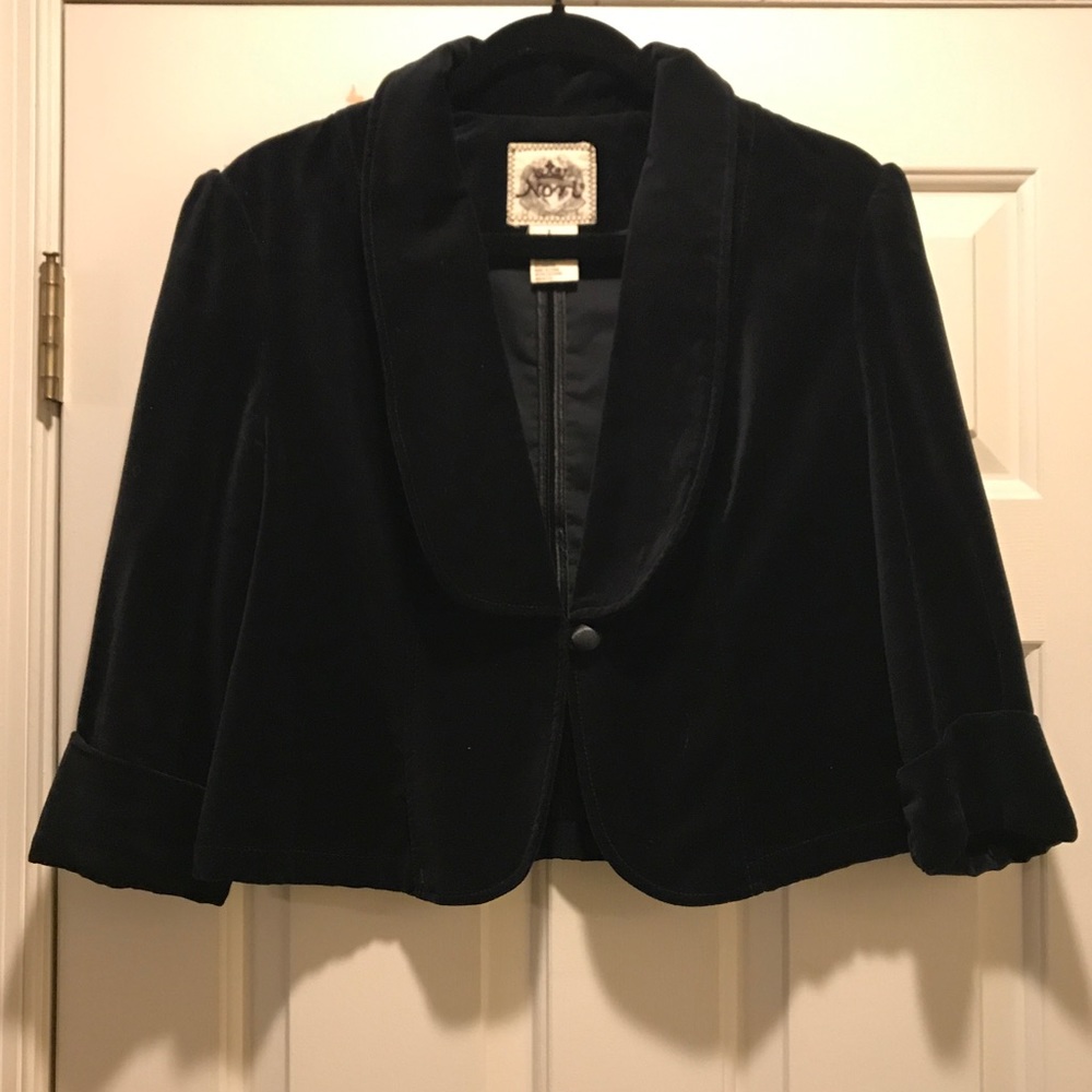 5/$25Black velvet crop blazer
