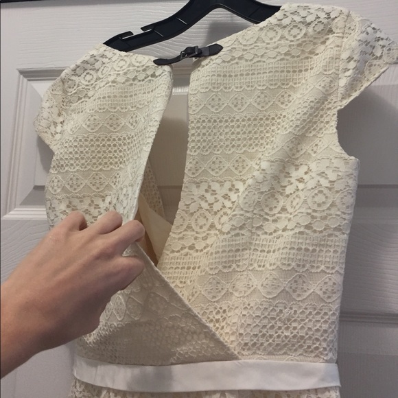 NWT Ivory lace Guess faux wrap dress size 4 - Picture 6 of 7