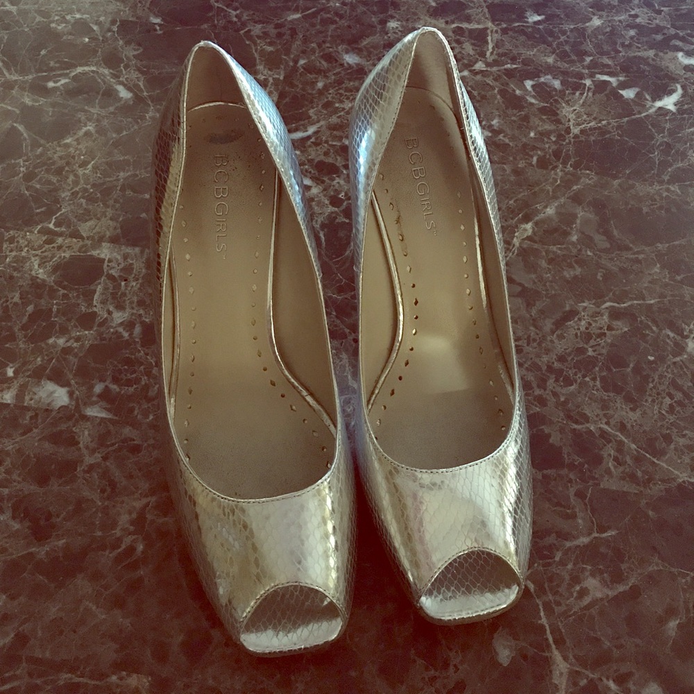 BCBG silver metallic snakeskin heels. Excel cond.