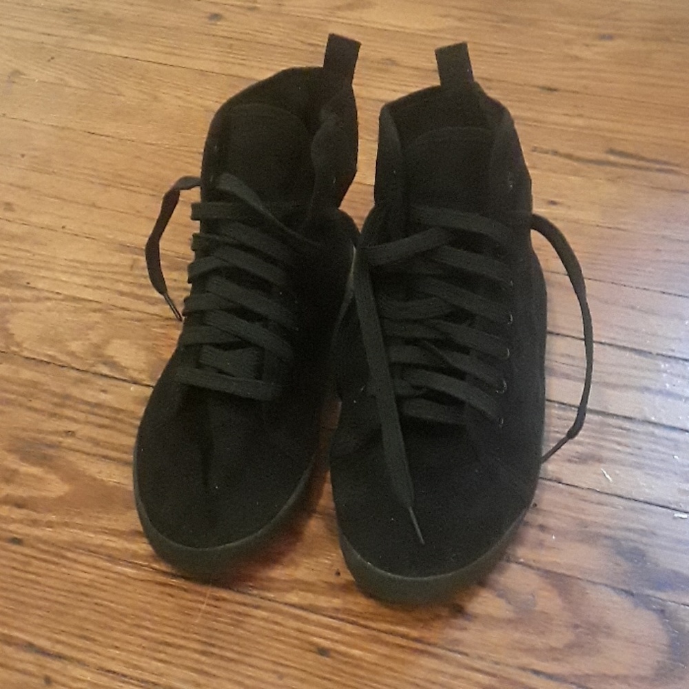 Athletic shoes