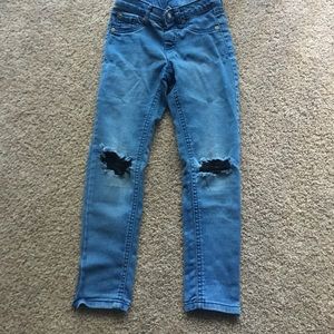 Distressed GIRLS skinny jeans.
