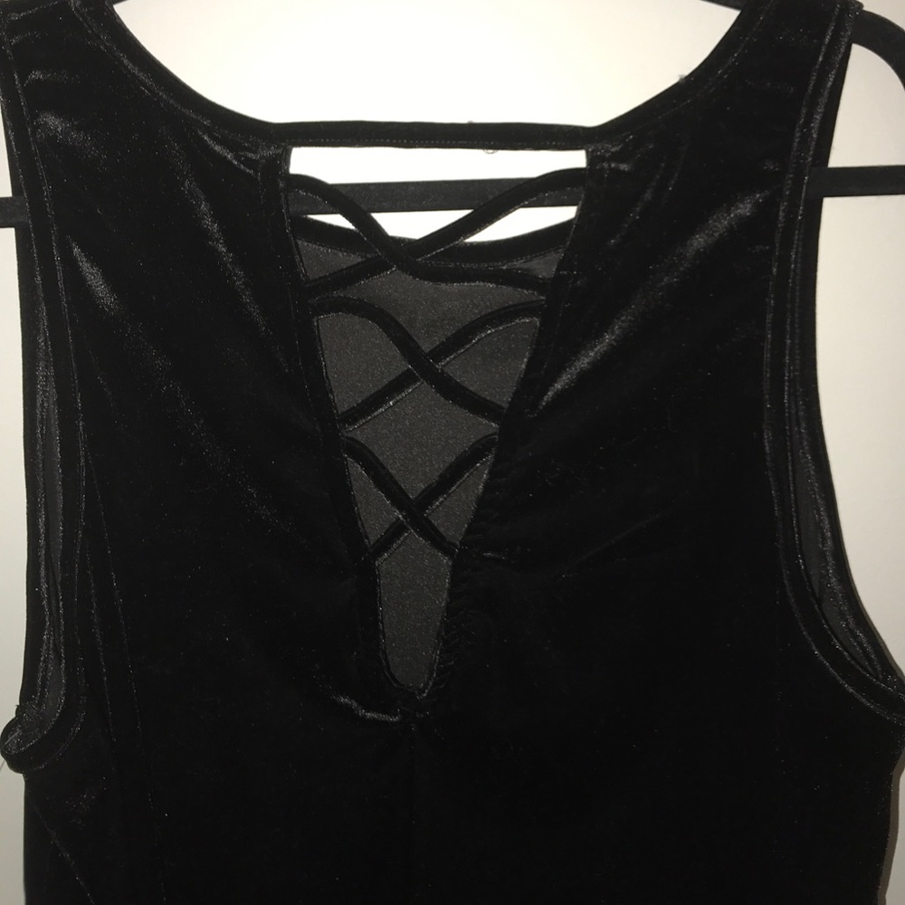 Velvet sleeveless LBD 🖤