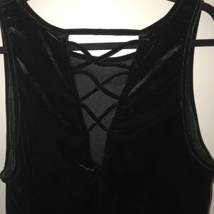 Velvet sleeveless LBD 🖤