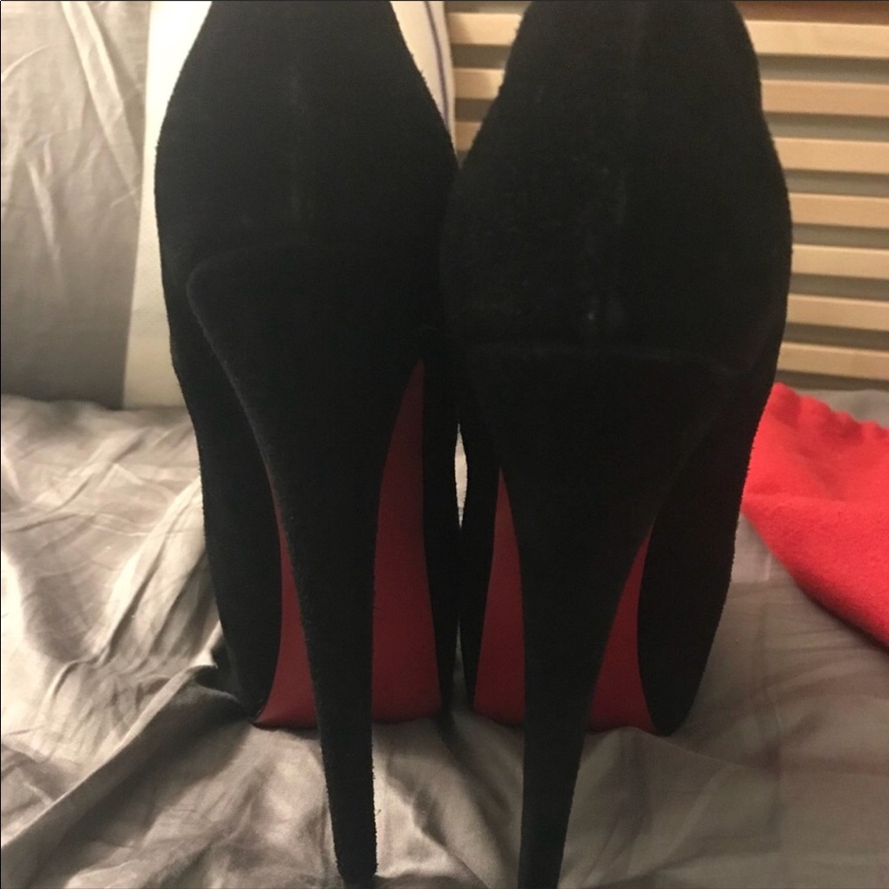 SOLD CHRISTIAN LOUBOUTINS PUMPS