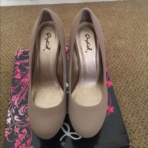 NWOT Suede Pump shoes.