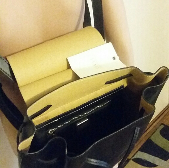 L CREDI leather Backpack with tassle closure - Picture 2 of 3